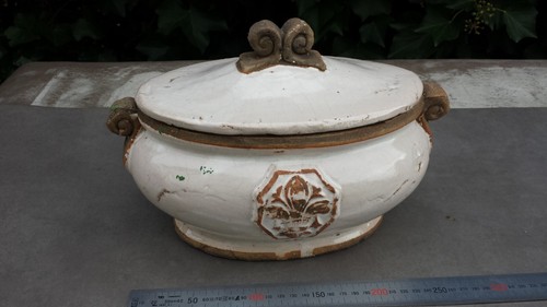 Ancienne curieuse soupière - , en