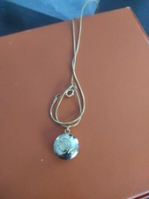 collier avec pendentif rond gravé rose, Le Monde en Parfum Isabel vittori