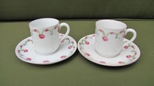 Deux tasses soucoupes - et,