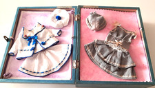 BEAU  TROUSSEAU  EN COFFRET DE POUPEE MIGNONNETTE ANCIENNE