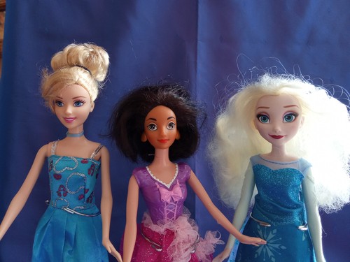 Trois barbie et steffie - ,