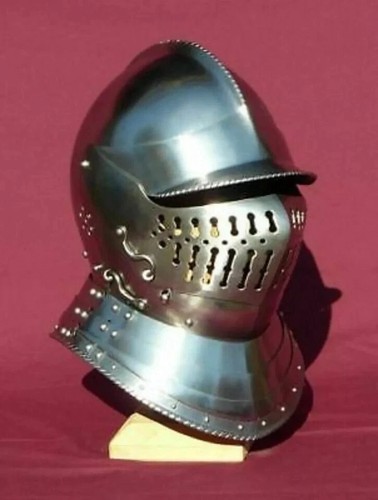 Chevalier médiéval casque