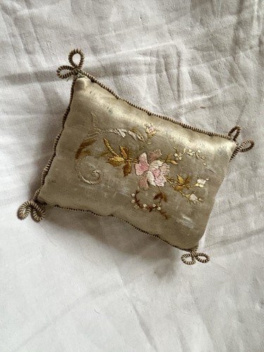 Ancien petit coussin - , porte