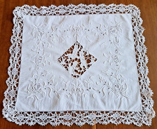 Napperon  brodé de puttis