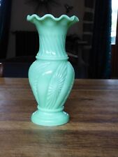 VASE EN OPALINE  V.S  VERT D