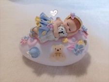 Galet lumineux bébé fimo fille multicolore avec son ourson.