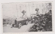 Photo ancienne ?️ Enfants Knokke 1935 voiture pédales tricycle jardin ?