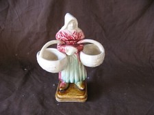 Très belle salière poivrière en faïence type Quimper, dame aux paniers vers 1900