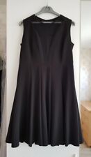 Robe de soirée noire mi-longue, sans manche. Buste tulle orné. Taille 40/42