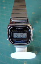 Belle montre dame tour de bras acier -CASIO- digitale neuve de stock