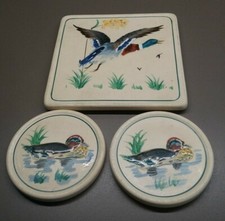 DESSOUS PLAT ET DEUX  DESSOUS BOUTEILLE EN FAÏENCE DE LONGWY MODELE NEMROD.