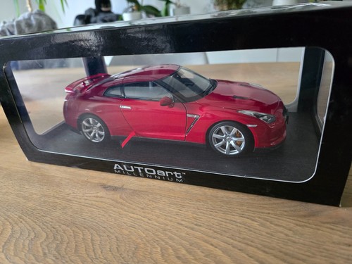 New autoart 77396 nissan - 1/18,
