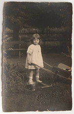 Fille porte brouette jardin poupée - Photo ancienne CPA RPPC, Gaston Danois