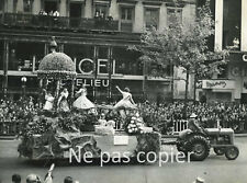 PARIS 1953 boulevard des Italiens Char fleuri photo 17 x 23 cm LANCEL Richelieu
