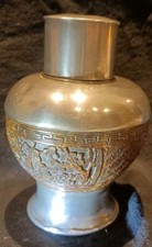 Ancienne boîte à thé,  à monture en étain sur une noix de coco sculptée. Fin XIX