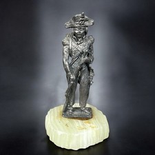 Figurine étain art ciselé