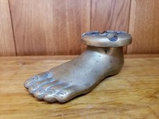 Cendrier en forme de pied en