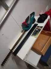 Taille haïe portatif + chargeur Black et Decker, très bon état.