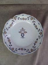 ASSIETTE ancienne, en faïence de LA ROCHELLE (?), décor de FLEURS.