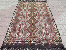 Tapis brodé, tapis de zone