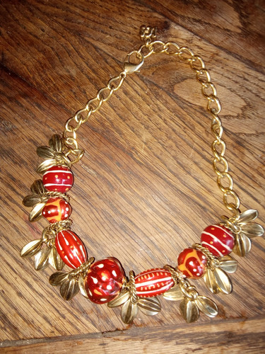 Collier ras cou - de, créateur
