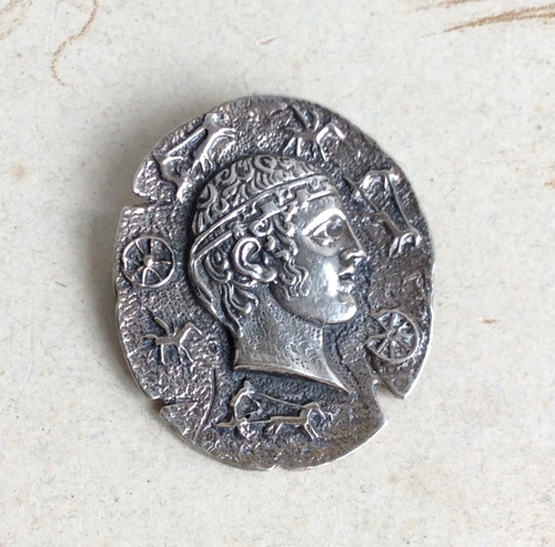 Broche aurige profil grec - aurige,