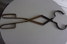 Ancienne grande Pince à bûches avec mécanisme cheminée métal et laiton 68 cm