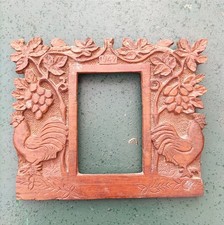 Ancien Cadre Bois Sculpté - Art Populaire - Thème Poules Coq 1947