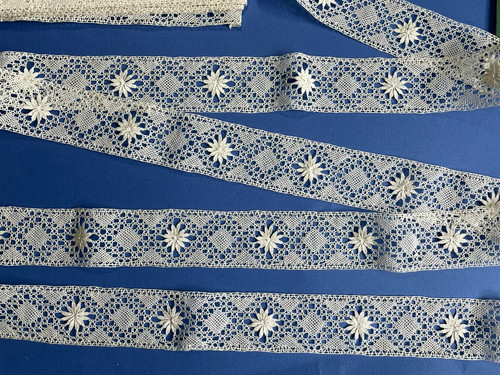 Dentelle ancienne entre deux - ancienne,