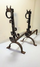 PAIRE DE CHENETS zoomorphe en fer forgé noirci à tête d'un dragon
