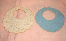 lot de 2 bavoirs brodés