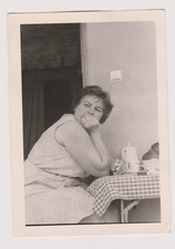 Photo ancienne ?️ Femme pensive cendrier Kronenbourg café cigarette 1950 ?