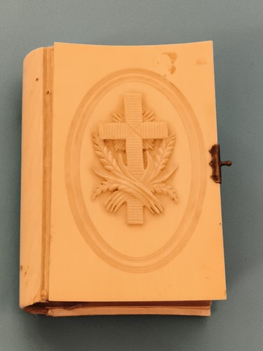 Missel ancien ivoirine croix