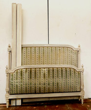 Lit a colonnes cannelées de style Louis XVI en hetre patiné XX siècle 