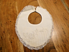 Linge ancien Bavoir brodé avec dentelle