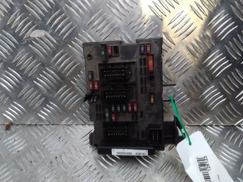 Boitier fusibles peugeot - boitier,