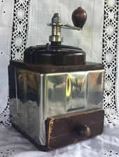 Moulin à café Peugeot Frères « Peuginox », en Bakélite, bois, acier inoxydable.
