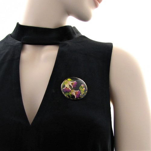 Broche ronde bois peint - , main