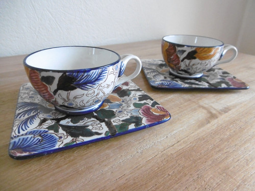 Deux tasses the soucoupes - deux, et