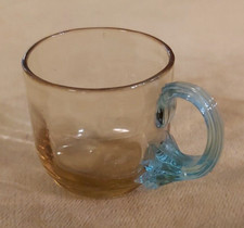 Petit verre soufflé à liqueur de Georges Sand dans les tons ambre et bleu