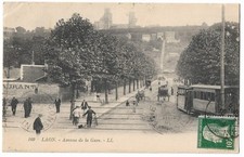 FR02 LAON Gare Avenue tramway animee velo charette