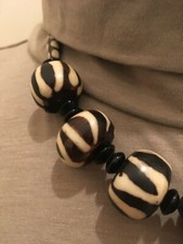 Collier court en bois marron