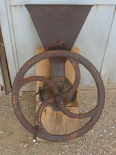 RARE moulin à café blé , à roue en fonte  ,de comptoir