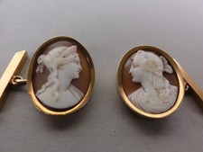 Bouton de manchette en OR 18 k camée coquillage