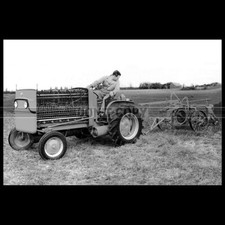 Photo A.038711 ALLIS-CHALMERS FUEL CELL TRACTOR PROTOTYPE 1959