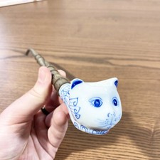 Pipe porcelaine zoomorphe asiatique | Chat bleu blanc & laiton | 1950