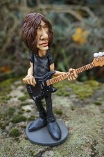 841.3704  FIGURINE STYLE  ROGER WATERS  PINK  FLOYD CARICATURE  WARREN STRATFORD
