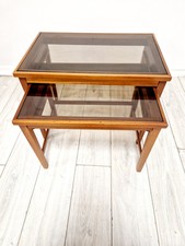 Un nid de deux tables milieu de siècle