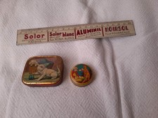 2 BOITES EN TOLE LITHO + REGLE