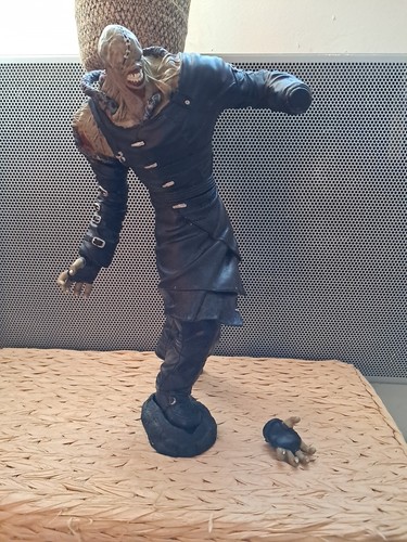 Resident evil nemesis - resident, statue